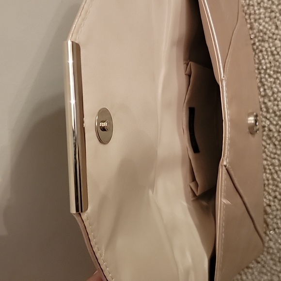 Style & Co Clutch Purse. Silver Hardware. Excellent Condition inside & out. - Picture 4 of 6